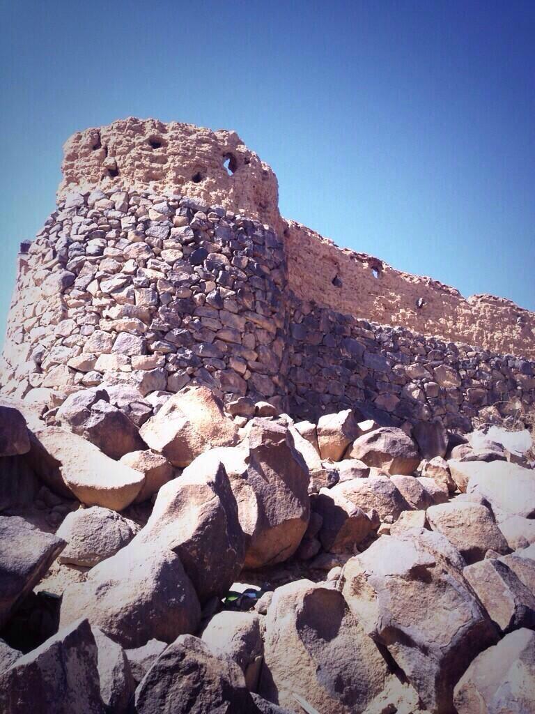 aboalwaled10's tweet photo. هنا قصر جدّنا ابن ثعلي
هنا يرفع الأذان
هنا تسجد جباه المصلين 
يُشم العود والبن
ويصنع البارود
يكرم الضيف
ويأمن الخائف http://t.co/iCXTl7If9a
