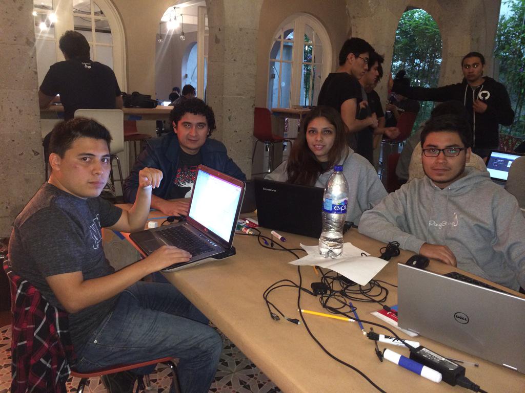 Drozoo's tweet image. #codeando #angelhack trabajando duro para ganar 💪 @TrasendixMx