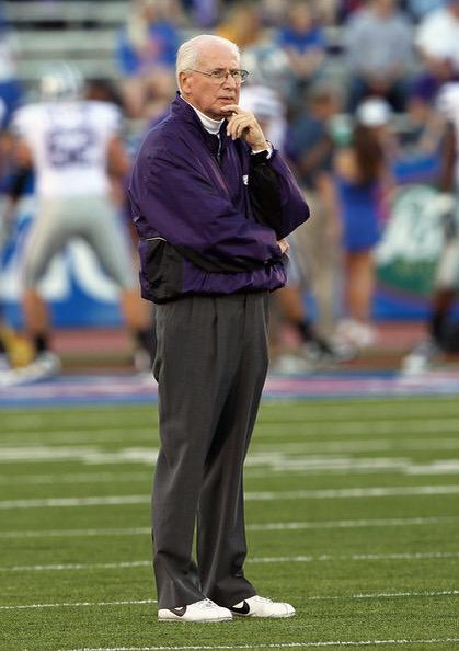 ProblemsKansas1's tweet image. Who's the better coach in their respective sport? Retweet for Bill Snyder 💜 #EMAW Favorite for Bill Self 💙 #RCJH