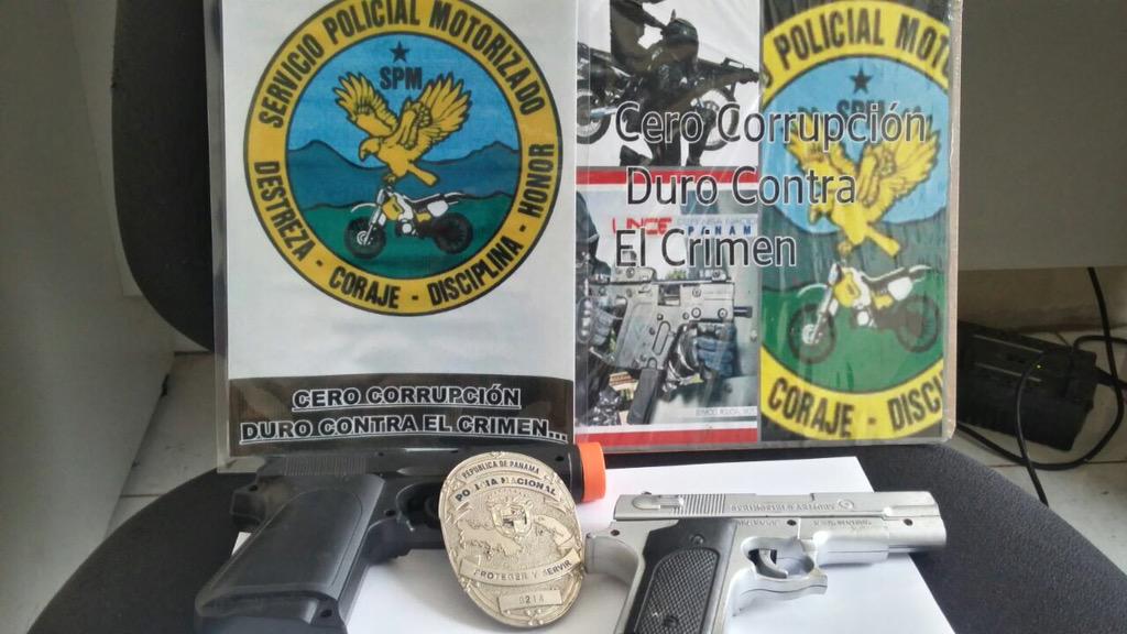 LincesPanama's tweet photo. Armas de plástico , placa de policía  entre otros, se encuentran en una residencia allanada en Chilibre. http://t.co/UbCgJrAPpu