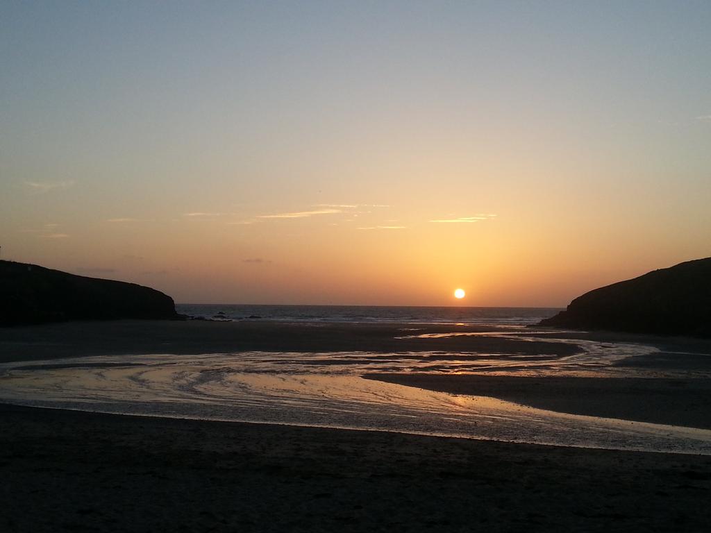 KDaveyCornwall's tweet photo. Porthtowan this evening :) #Cornwall #sunset http://t.co/Ah64zZmhCS