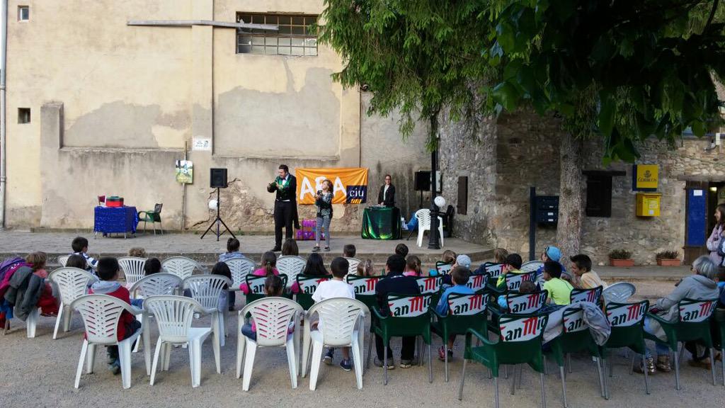ciulillet's tweet photo. Algunes fotos de l'actuacio del Mag Pepus! Tot un èxit! #Gràcies #orgulldepobla #araLaPobladeLillet #ambtufemcamí http://t.co/zYfklZWWgj