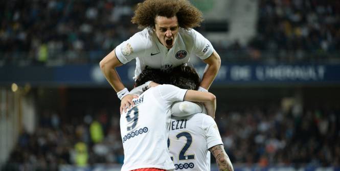 lequipe's tweet photo. Le PSG champion de France pour la troisième fois d'affilée http://t.co/7YmlnuctVL http://t.co/GbEvaqGOfP