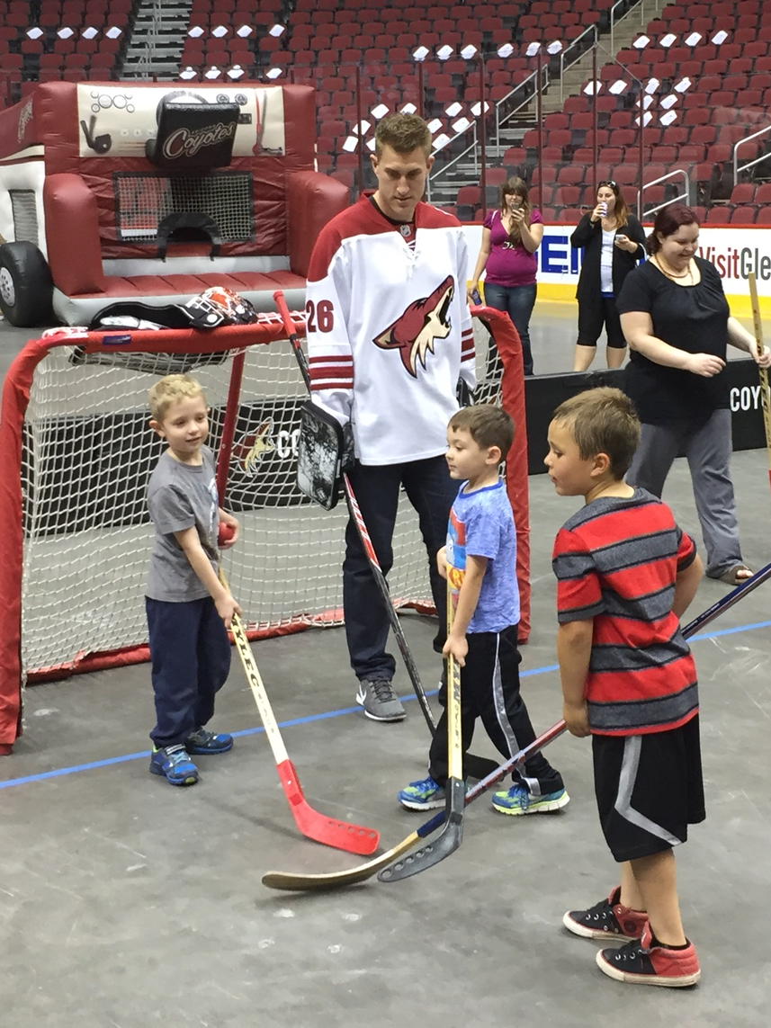 #Coyotes D <a href="/StoneM26/">Michael Stone</a> showing off his goaltending skills at the Open House today @GilaRivArena