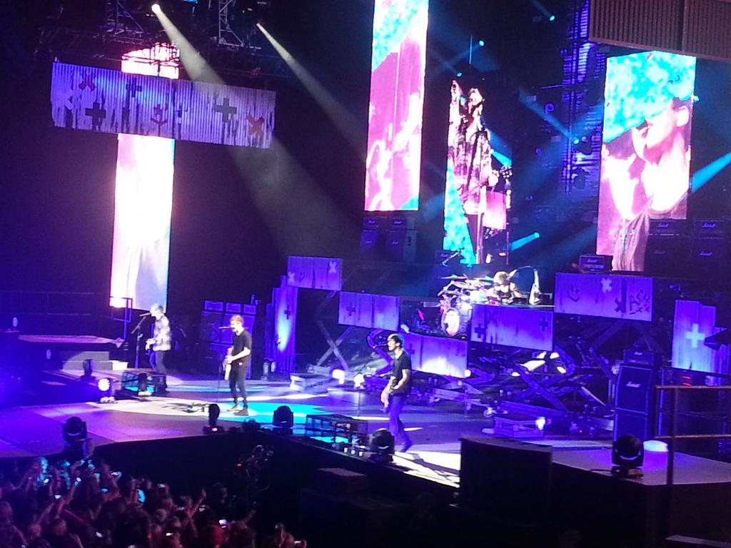 hotti_holik's tweet photo. THANK YOU FOR THE BEST NIGHT EVER!!! 😍☺😱😻💗💕
#ROWYSOTour #ROWYSOBerlin #BERLINSAUSAGE http://t.co/FbO4phvZJ4