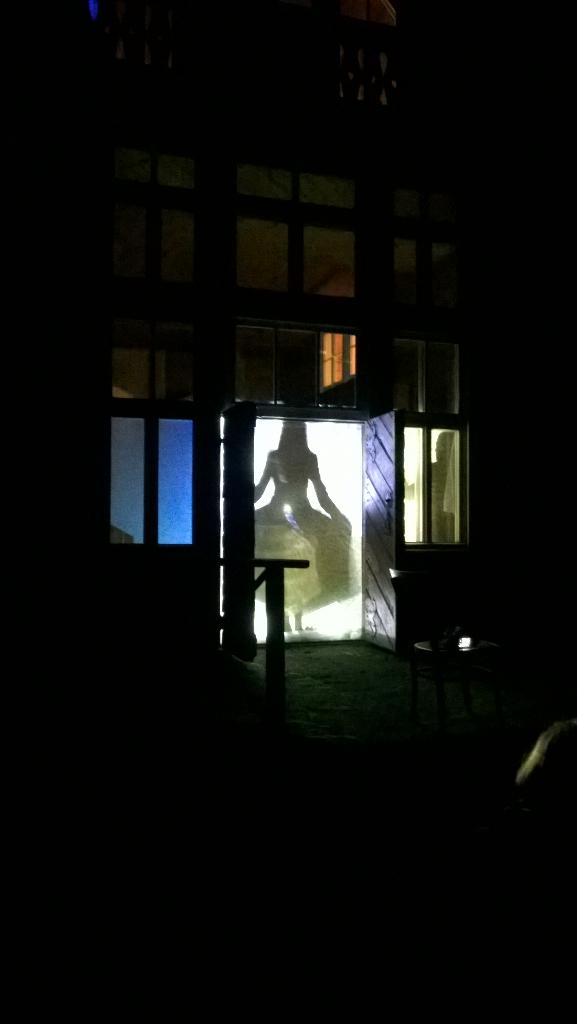 ervinsk's tweet image. Pēdējā šīs #muzejunakts #Vecpiebalga vidusskolas skolēnu ēnu teātra izrāde Saulrietos