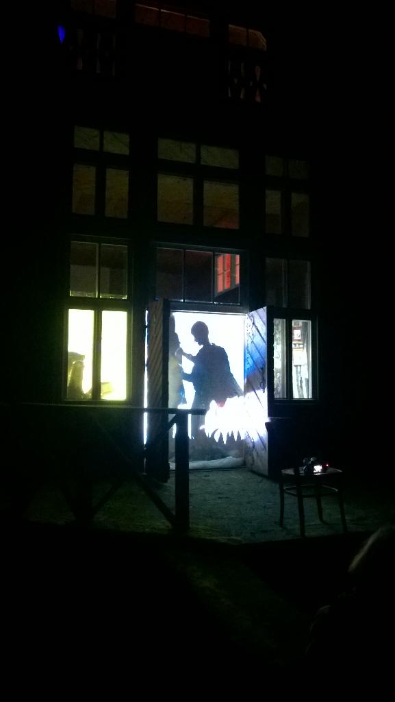 ervinsk's tweet image. Pēdējā šīs #muzejunakts #Vecpiebalga vidusskolas skolēnu ēnu teātra izrāde Saulrietos