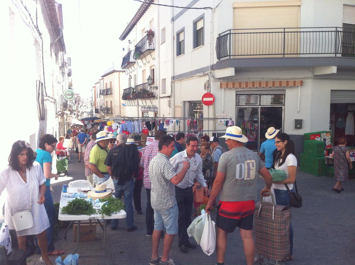 PP_Benissa's tweet photo. @PP_Benissa  aquest matí, han estat fent campanya al Mercat/ esta mañana, han estado haciendo campaña en el mercado http://t.co/UWDvuVg0XK