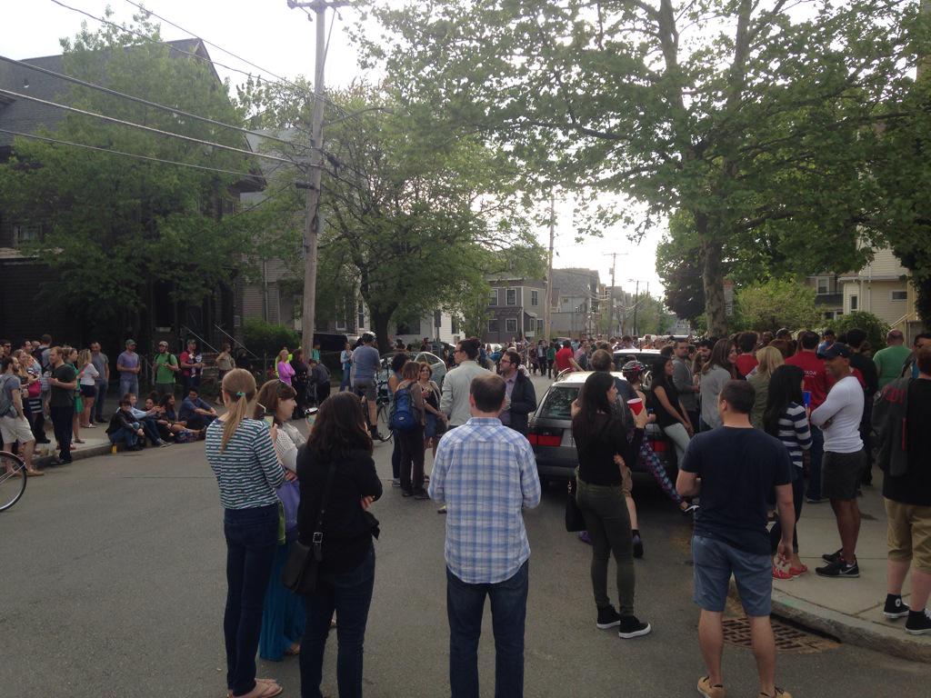 WalkMass's tweet photo. People own the streets at #PorchFest in #Somerville. (Cars defer to rock music). @universalhub http://t.co/LlgELErGXs