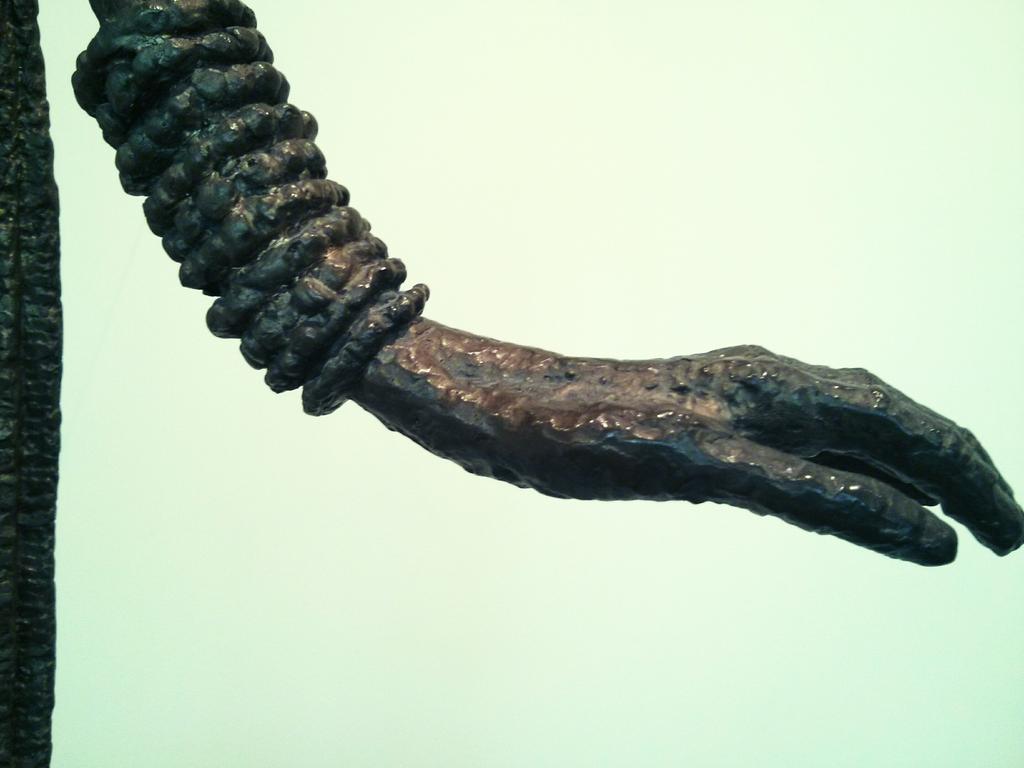 James_A_Doyle's tweet photo. Ethereal bronze gift from Nigeria to @UN. Gotta represent @metmuseum AAOA! #UNdetails #itweetmuseums cc:@YaelleBiro http://t.co/5tBxsEPlI6