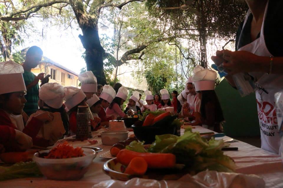 gabifretes's tweet image. 5th event of the week for #FoodRevolutionDay in Paraguay. Hands-on learning! #foodeducation @FoodRev @jamieoliver