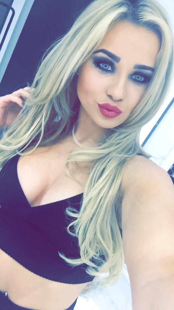 DJMelReeves's tweet photo. Essex tonight http://t.co/d6xoyR2ZNI