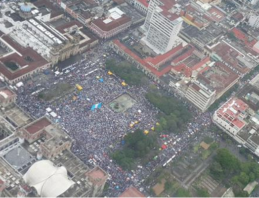 "<a href="/soy_502/">Soy 502</a>: ¡Ya hay 50 mil personas en la #Plaza! #16M #RenunciaYa #EstoApenasEmpieza Vía: <a href="/ximenavillab/">Ximena Villagrán</a> " !!GENIAL!!