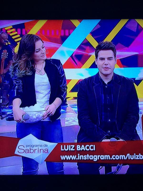 stillovingniall's tweet photo. Kefera sou eu olhando "discretamente" para o crush #KeferaNoProgramaDaSabrina http://t.co/k0FqNmQBXf