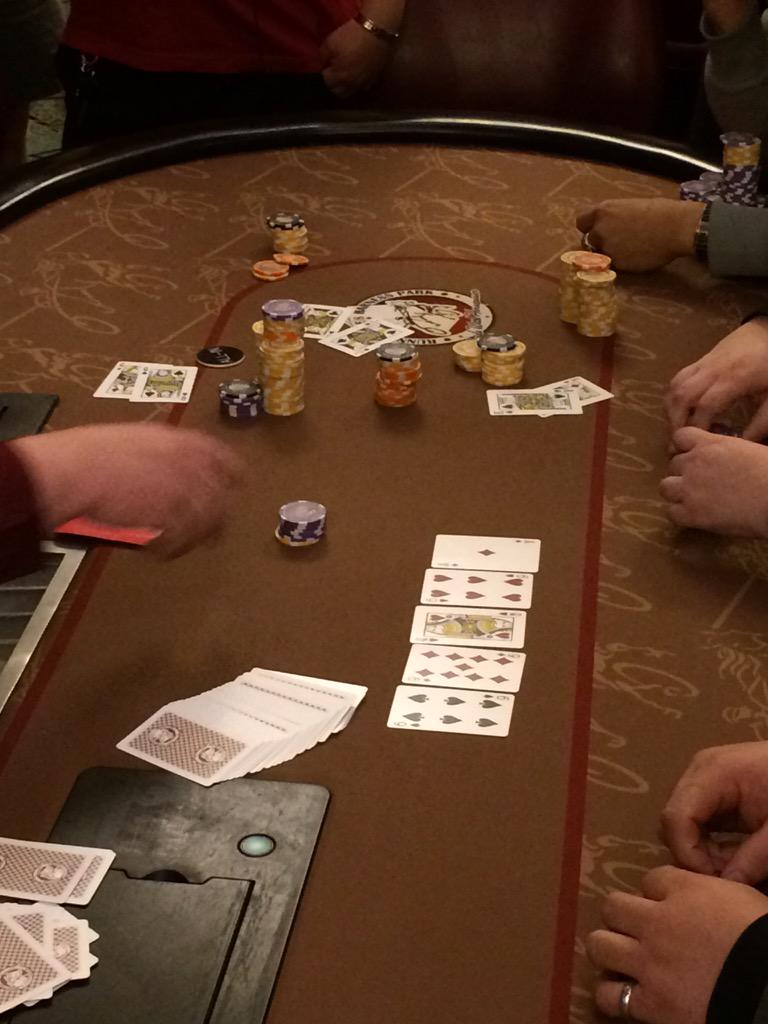 iNinjaCoverage's tweet image. Pham loses a big one with KK vs QQ vs JJ @RunAces Q on the board #22Left