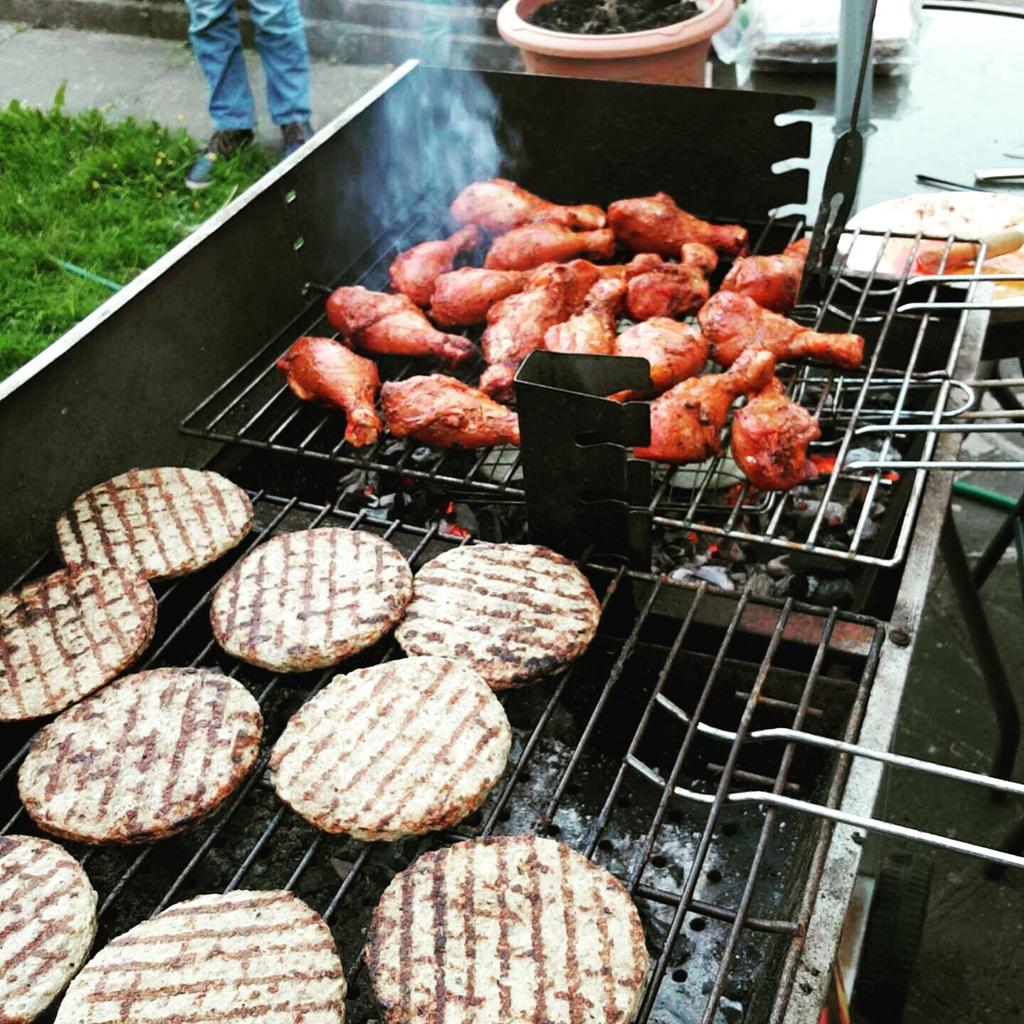 hashahtag's tweet photo. Had a quick #cheeky #bbq going earlier today 😆😎
#sun #barbeque #burger #chicken #hotdogs #Alhamdulillah http://t.co/q4XADbykLc