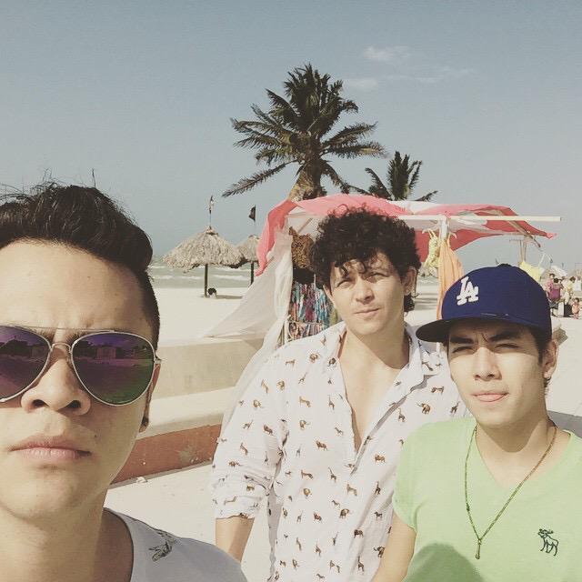lexojeda's tweet photo. Playita con @Saakmx y @dannfibo 
#Merida #chingodecalor #sudoryswag http://t.co/hpUwHqyLZE