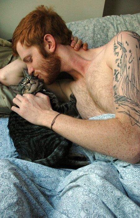beardgasms's tweet photo. Pelirrojo, gatito, barba, tatuajes... @SaraGilJauregi #ahíseladejo http://t.co/PH2y91ZjmV