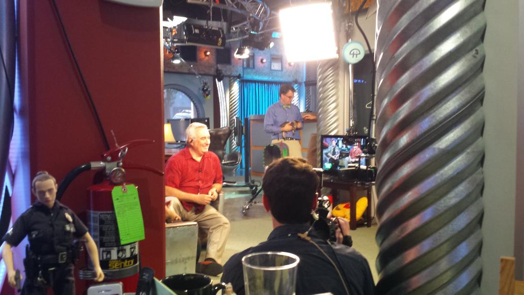 TonyaHallRadio's tweet photo. I'm on the set of The New Screen Savers. @InsideTWiT http://t.co/OtnzHsZYzv