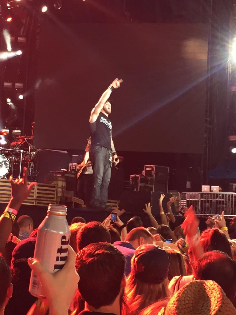anthonyeureste's tweet image. @BrantleyGilbert @ATTStadium @BG_Nation_ #goingstrong bringing down the house #hooken