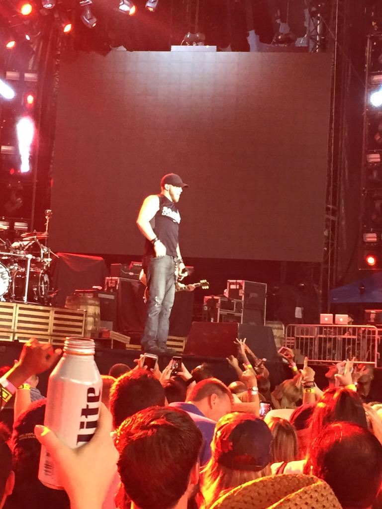 anthonyeureste's tweet image. @BrantleyGilbert @ATTStadium @BG_Nation_ #goingstrong bringing down the house #hooken