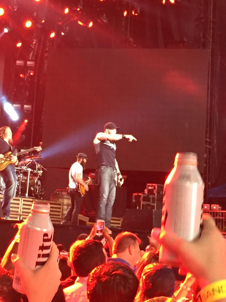 anthonyeureste's tweet image. @BrantleyGilbert @ATTStadium @BG_Nation_ #goingstrong bringing down the house #hooken