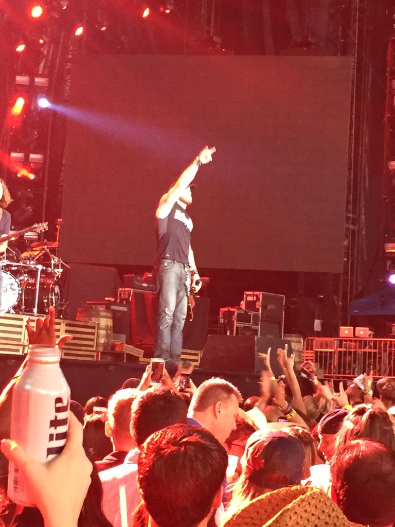 anthonyeureste's tweet image. @BrantleyGilbert @ATTStadium @BG_Nation_ #goingstrong bringing down the house #hooken