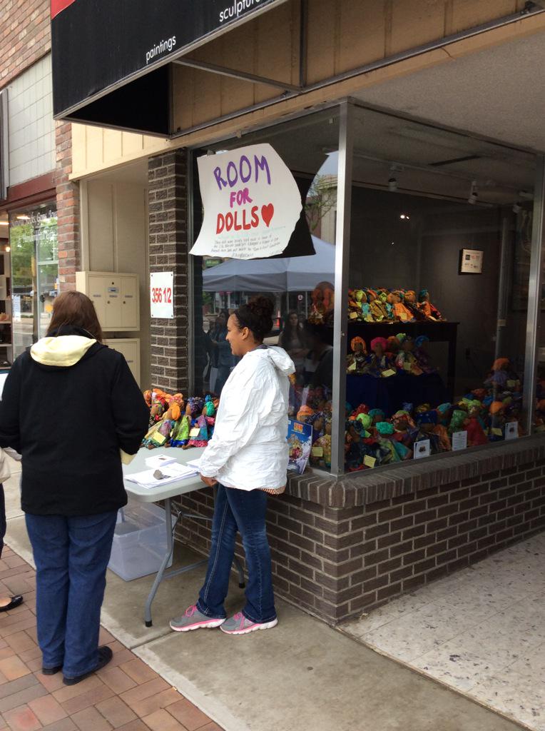 SilverCreekLA's tweet photo. @RoomforDolls is set up at the Muse #Art Gallery! Stop by and purchase a doll and support @RoomtoRead! @sclacapstone http://t.co/aY87dx2Twm