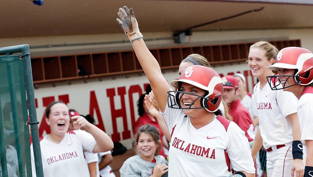 OU_Softball's tweet photo. What a game! @erinmiller48's walkoff homer completes #Sooners comeback: http://t.co/otzJ5XCPvS http://t.co/EHQG7QoWRB