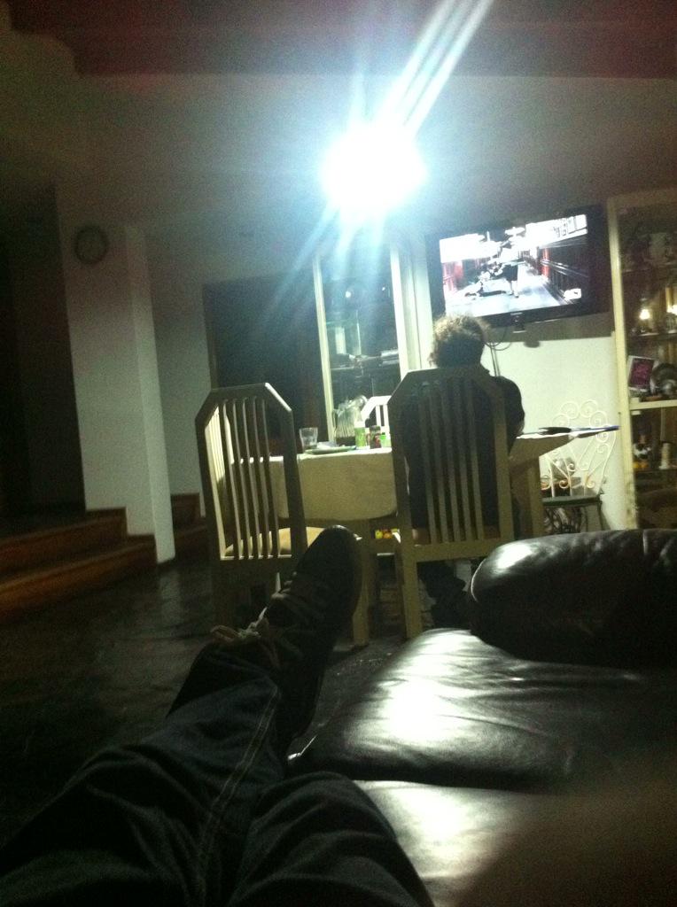 luis_sava's tweet photo. Descansando antes de lo que viene esta noche . http://t.co/pKQsD2ARp5