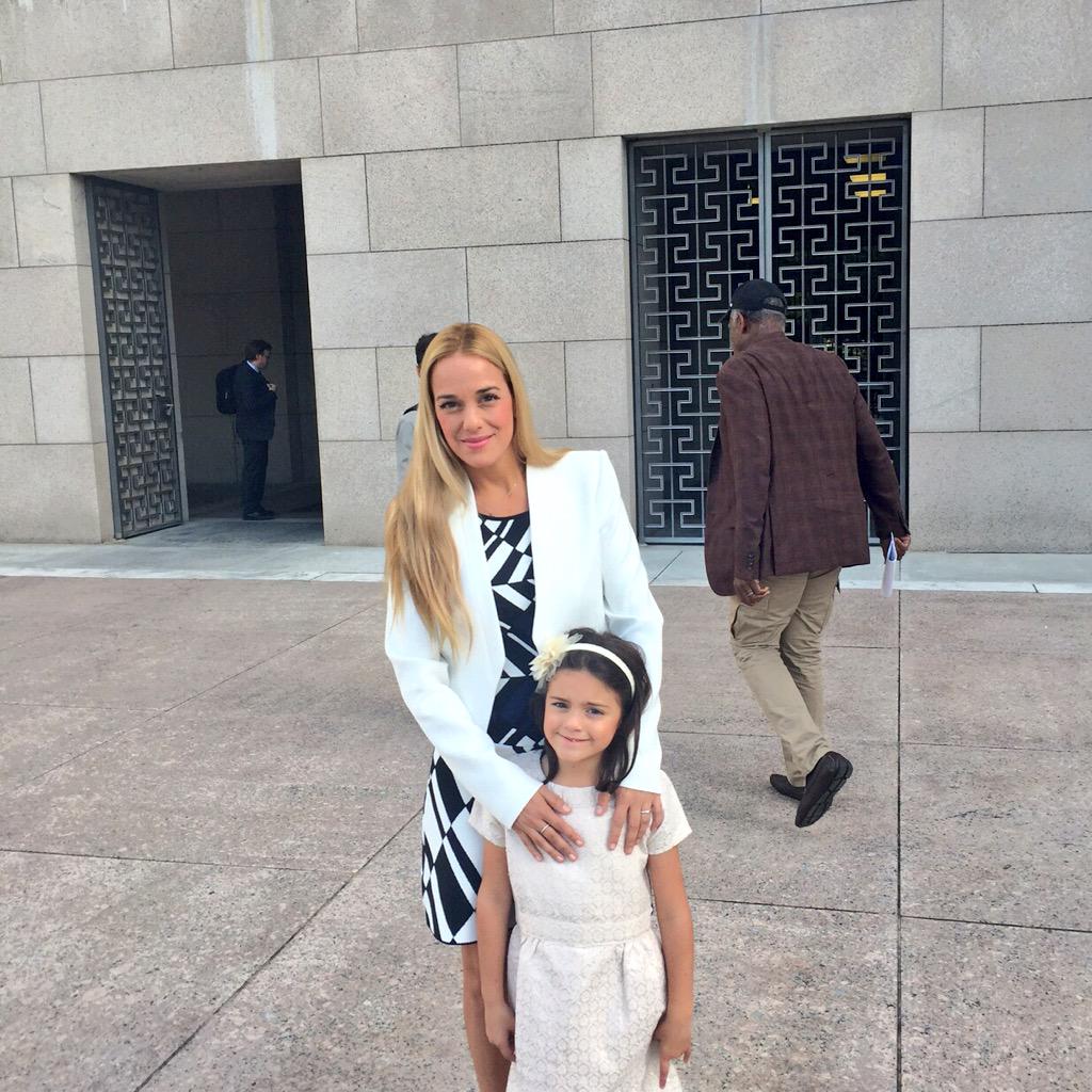 liliantintori's tweet photo. Gracias hija por acompañarme y entender nuestro trabajo por Venezuela! #DDHH http://t.co/roY8uAawgz