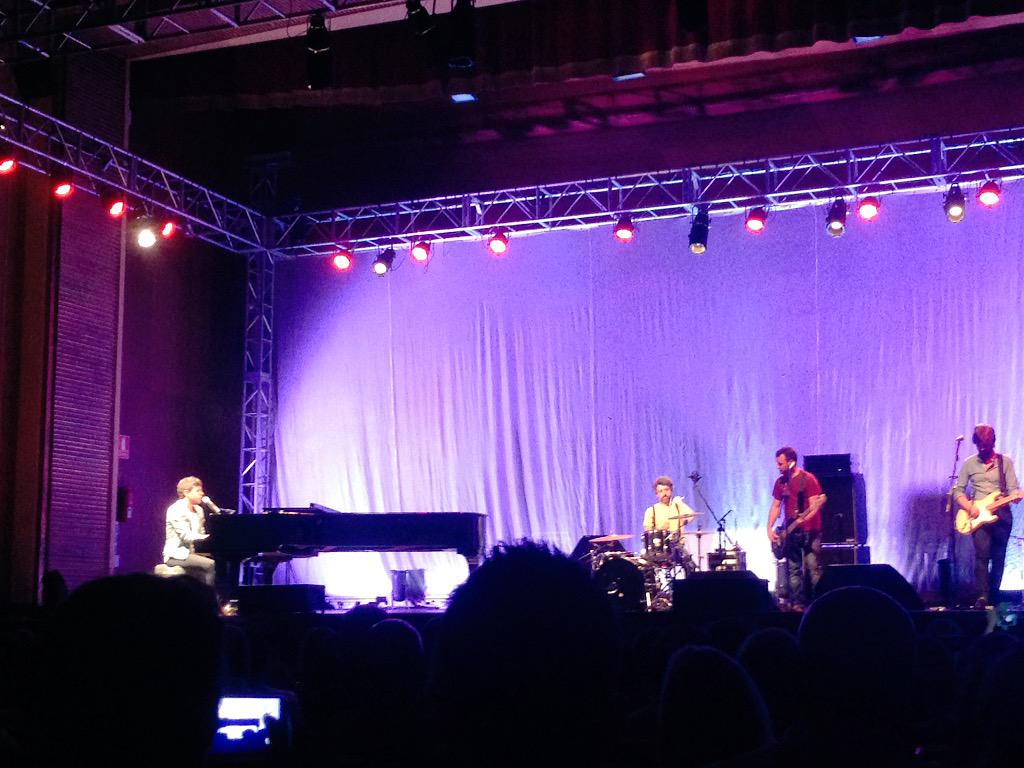 No solo la voz y las letras son música,hay quien tiene el don de transmitir en un escenario como <a href="/PabloLopezMusic/">Pablo López</a>