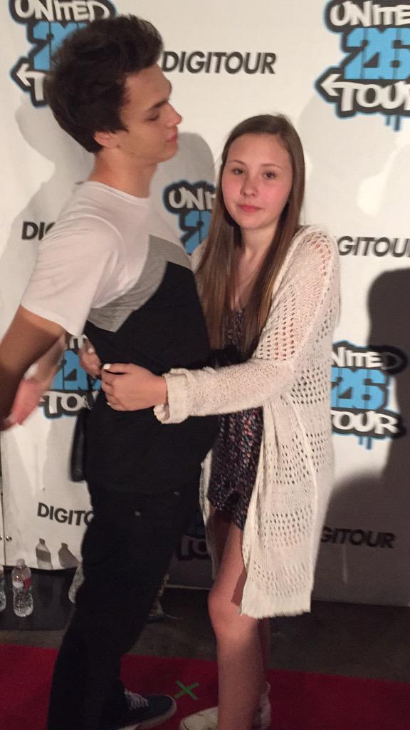 paigeleftwich_'s tweet photo. not sure what we are doing #DigiTourGoals http://t.co/PqyjQNYrud