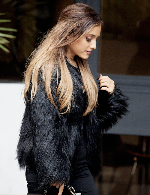 BaesVSBaes's tweet photo. RT for Selena Gomez
FAV for Ariana Grande http://t.co/WVe17SIwj7