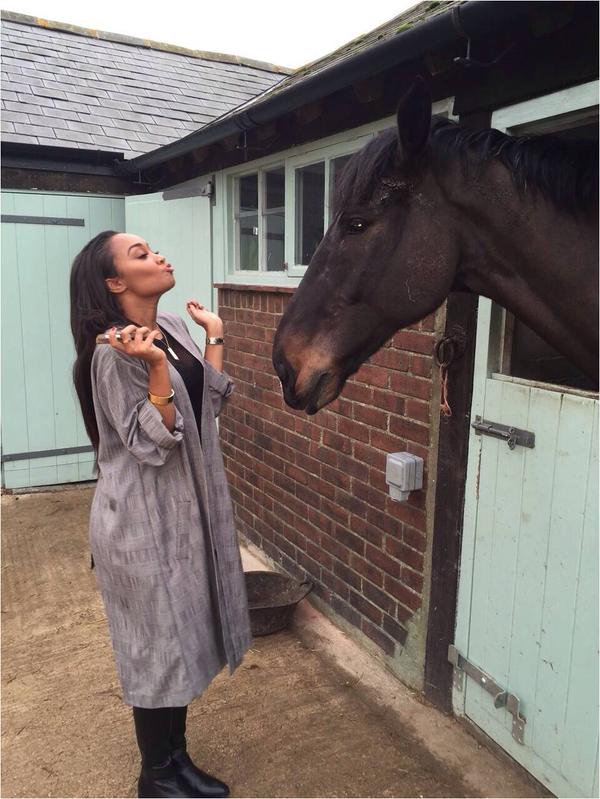 BaesVSBaes's tweet photo. RT for Leigh-Anne Pinnock
FAV for Becky G http://t.co/QOR60lERC7
