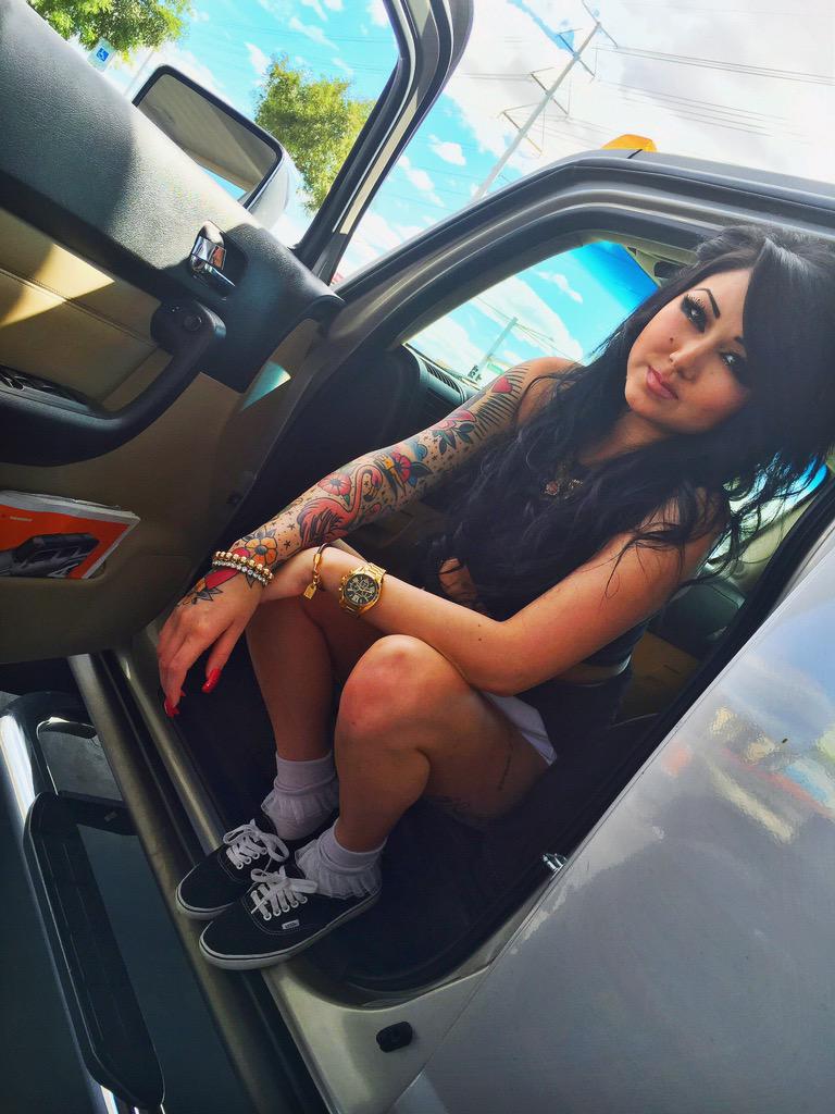 MELISSAMARIE's tweet photo. cruisin' in my H3 ☀ http://t.co/UiiZJw3iFY