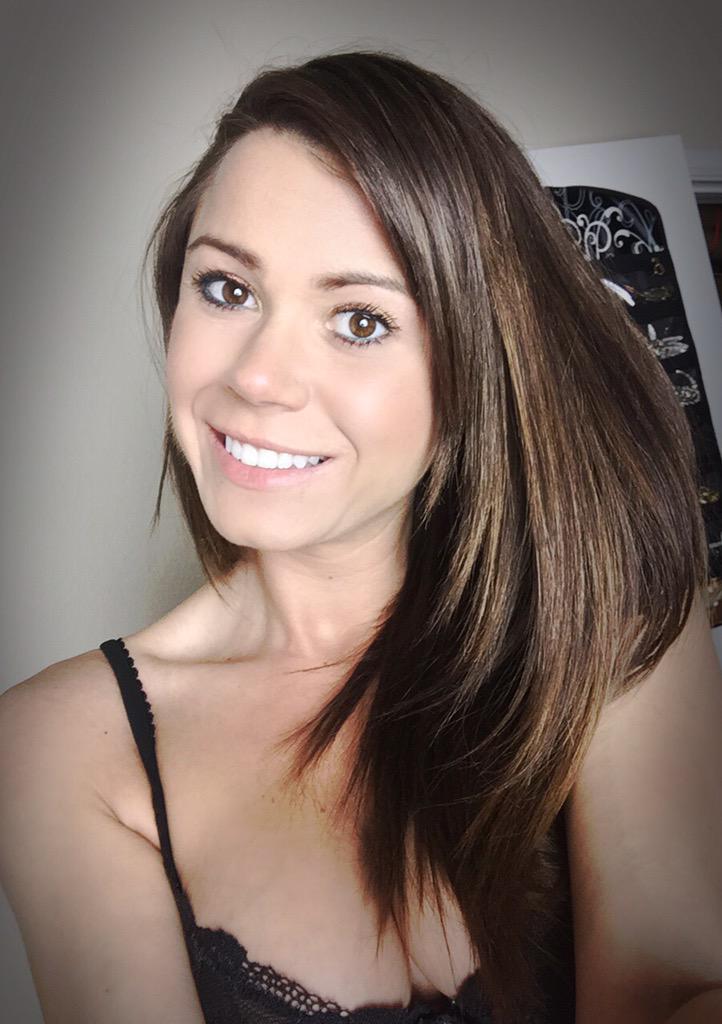 Jen Wilke on Twitter: "#SelfieSunday 💋 #Brunette #Smiles4U #cleavageIsAlwaysGood 👍 http://t.co