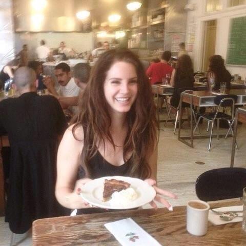lanadelreylegs tweet picture