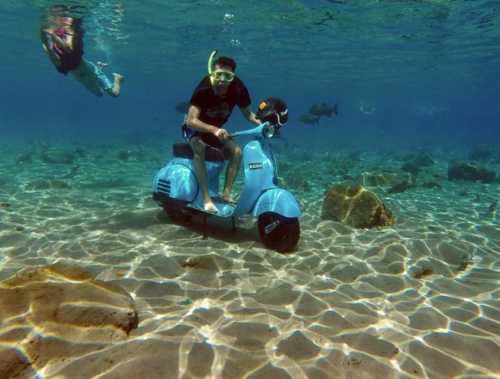 dkWIRAs's tweet photo. @Vespa_IND #Vespa #Underwater https://t.co/98GW33xffb
#VespaUnderwater #Gopro 
 http://t.co/buZY7j4cSN http://t.co/Dk3wVmy9jP