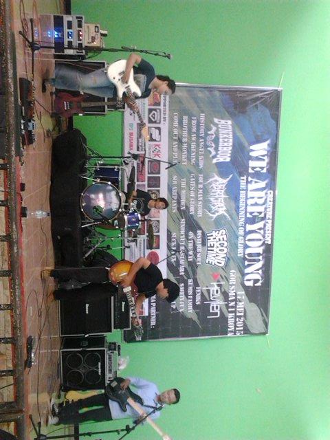 Now Perform !! The Midden .. liat dong gitarisnya cewe kereenn banget deh. let's join with #WeAreYoung2015