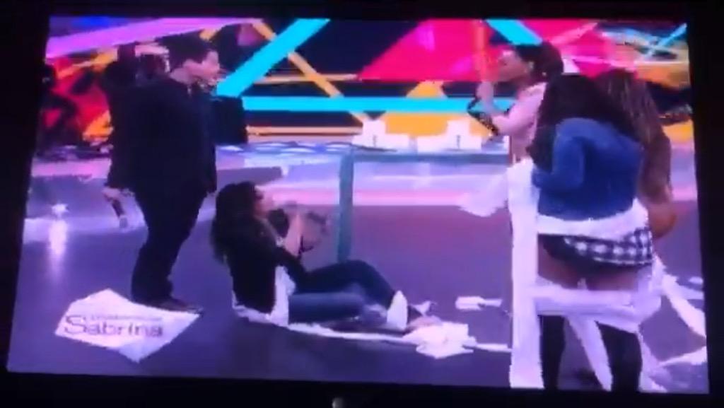 fanparanaKefera's tweet photo. Acho Alguém caiu 😨! AHHH foi a @Kefera de boa então, está acostumada 💃🏻😂❤️ @ZeivaBuchmann #KeferaNoProgramaDaSabrina http://t.co/LzxtbhbnaT