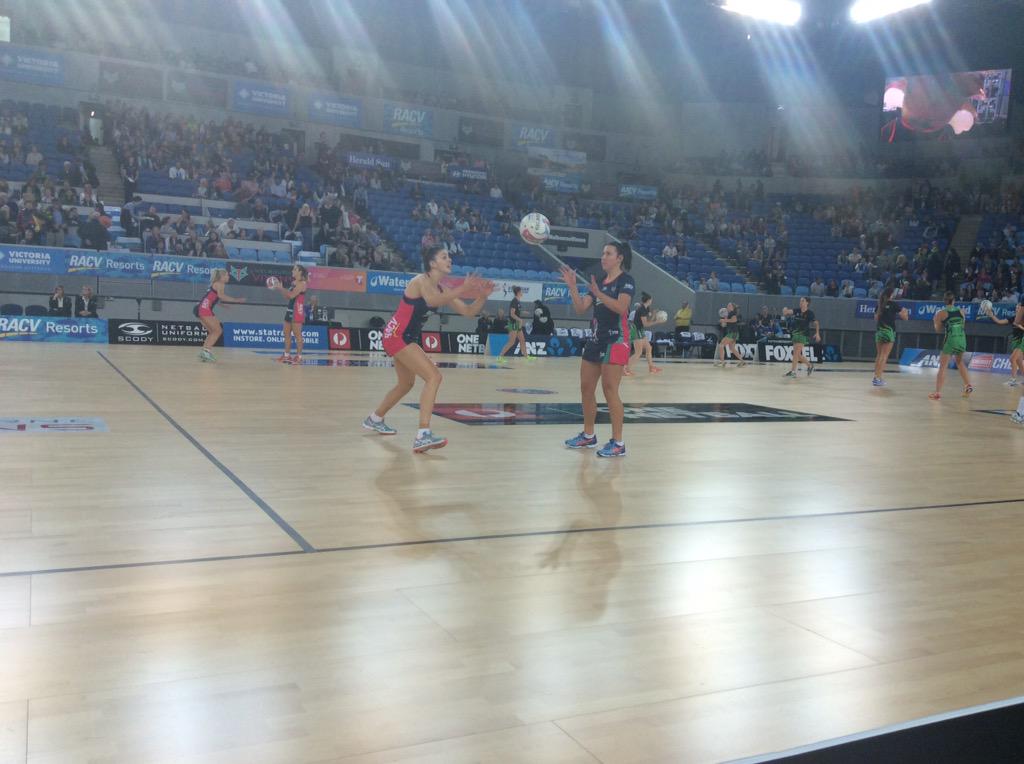 MelbourneVixens's tweet photo. .@kelsebrowne and @chlo_watto get their touch in! 10 minutes to go... #AchieveAgain #VIXvFEV http://t.co/qMaXGHbP1s