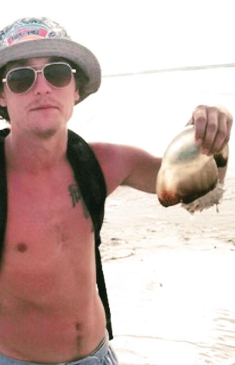 _thaSlip's tweet photo. @OfficialNasts picking up a jelly fish should count for something http://t.co/xr9rdbL2YE