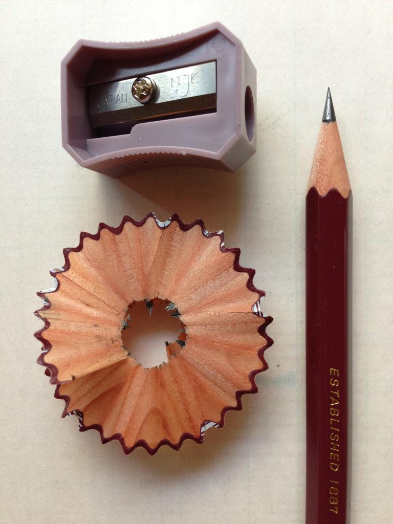 小日向 京 Twitter પર トンボ鉛筆 Ippo ｗシャープナー を左右正しく使ったもの 鉛筆削り口18度はかっこいい 手回しの小型削り 器でこのロングポイントは秀逸と思う 刃が2点で止めてあるのも安定感がある 削りかすも良し 旅行時にもこれを必携したい Http