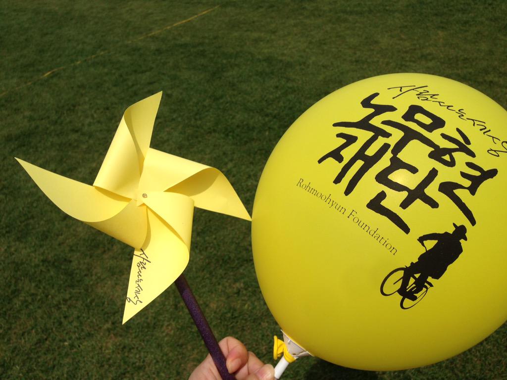 ADANGnim's tweet image. 시청 광장에서 만난 노통 친필