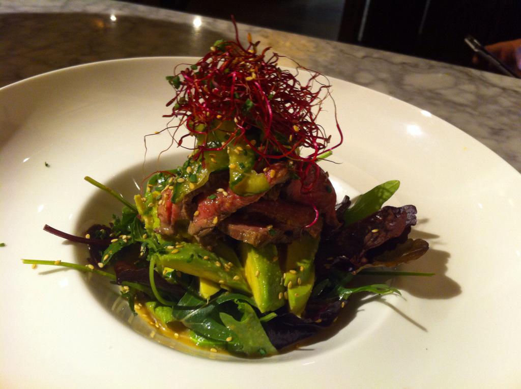 Ensalada de aguacate y tataki de ternera