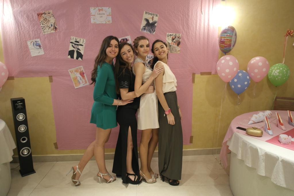 ElenaZamGar's tweet photo. Día 10 con la cumpleañera🎂🎉 @Laurin5979 Aunque no sienta los pies👠 espero poder seguir caminando a tu lado siempre💝 http://t.co/dayaqnLrSY