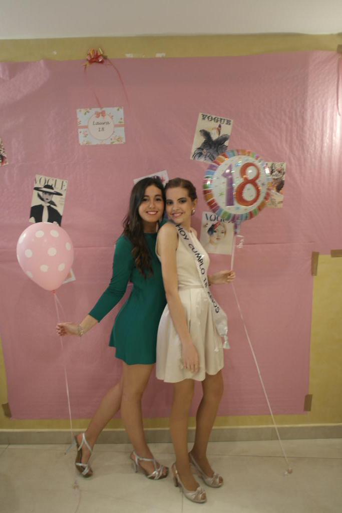 ElenaZamGar's tweet photo. Día 10 con la cumpleañera🎂🎉 @Laurin5979 Aunque no sienta los pies👠 espero poder seguir caminando a tu lado siempre💝 http://t.co/dayaqnLrSY