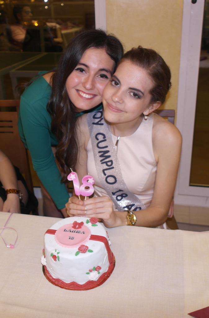 ElenaZamGar's tweet photo. Día 10 con la cumpleañera🎂🎉 @Laurin5979 Aunque no sienta los pies👠 espero poder seguir caminando a tu lado siempre💝 http://t.co/dayaqnLrSY