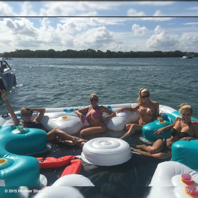 Welcome to #Miami :D @GoldenGirlsofMiami w/ @tessbaylere @hshanholtz @RaliIvanova @hollypuska #boatday